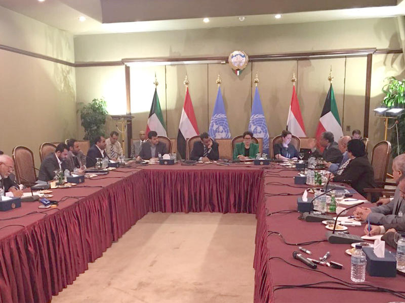 مبعوث الامم المتحدة الى اليمن اسماعيل ولد الشيخ احمد خلال لقائه وفد أنصار الله والمؤتمر الشعبي