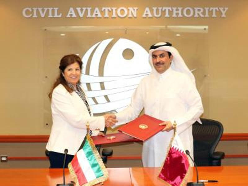 المدير العام لمعهد الكويت للأبحاث العلمية الدكتورة سميرة احمد السيد عمر ورئيس الهيئة العامة للطيران المدني القطري عبدالله بن ناصر تركي السبيعي خلال مراسم توقيع الاتفاقية 