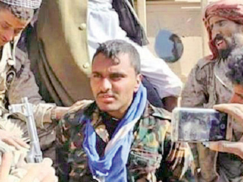 صورة نشرها موقع «يمن 24» قال إنها تظهر القيادي بـ «أنصار الله» عبدالله السيد أبو هاشم خلال إلقاء القبض عليه من قبل القوات الموالية لهادي في شبوة أمس