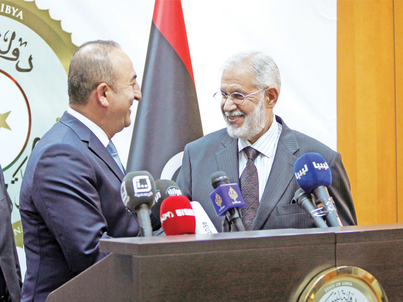 جاويش أوغلو في طرابلس مع نظيره الليبي طاهر السيالة الذي تسلم مهامه أمسttt (رويترز)