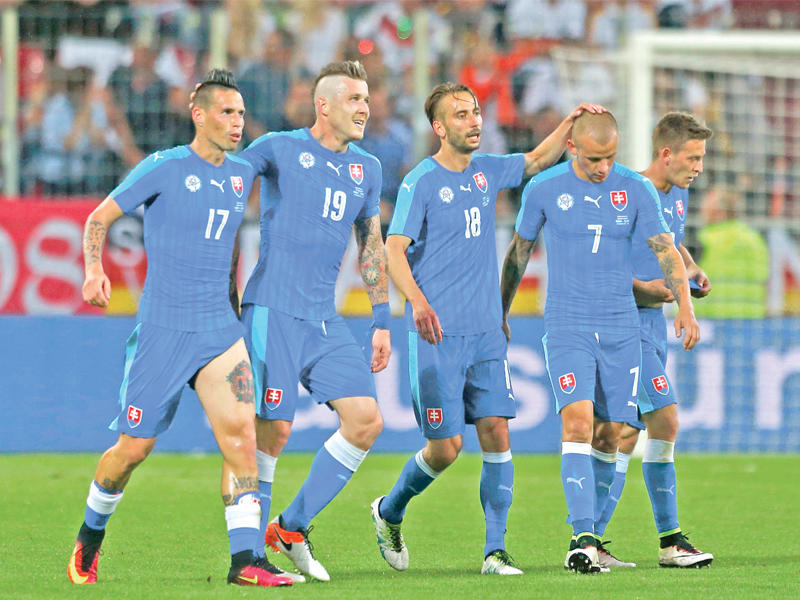 لاعبو المنتخب السلوفاكي خلال المباراة الودية أمام ألمانيا أمس الأول