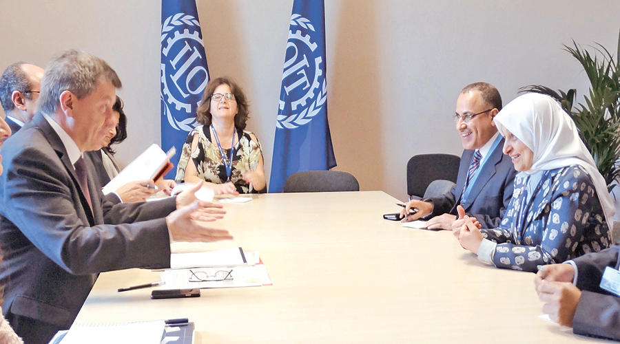 الصبيح خلال المباحثات مع مدير «العمل الدولية»