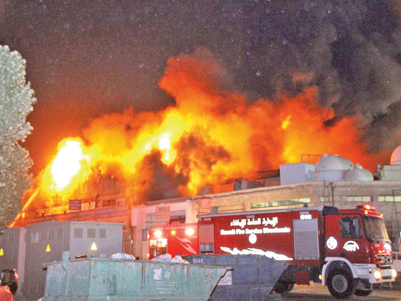 ألسنة اللهب تتصاعد من موقع الحريق