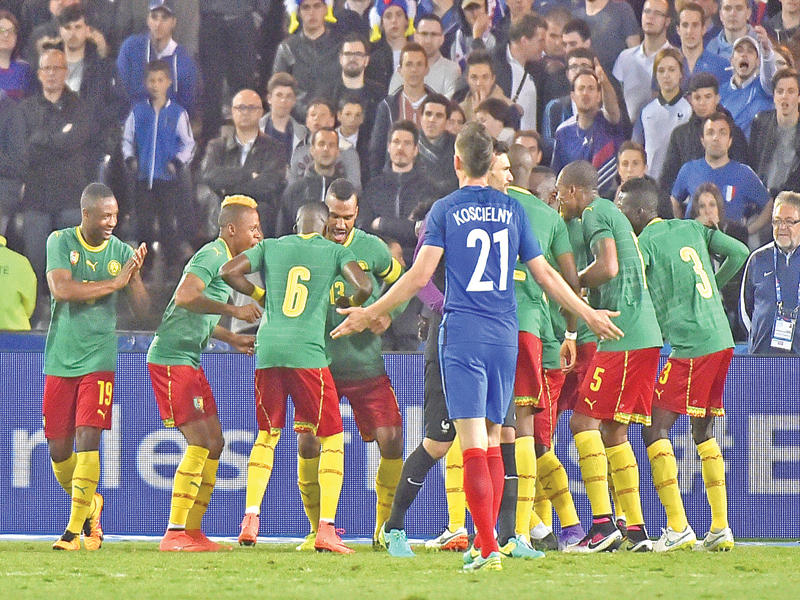لاعبو المنتخب الكاميروني يحتفلون بهدف وسط استغراب كوتشيلني نجم منتخب فرنسا