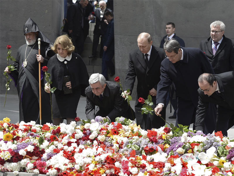 الرئيس الأرميني سيرج سركيسيان وحرمه والرئيس الروسي فلاديمير بوتين والرئيس الفرنسي فرنسوا هولاند خلال إحياء ذكرى إبادة الأرمن (أرشيف)