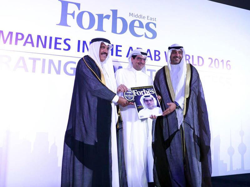  مازن الناهض يتسلم الجائزة من «فوربس» 