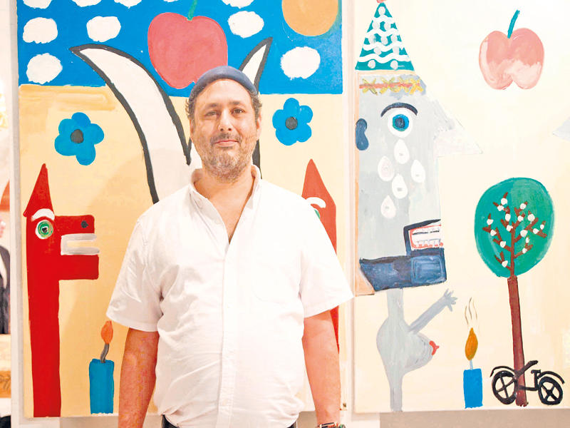 مصطفى خالدي أمام إحدى لوحاته