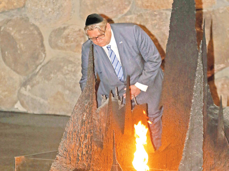 وزير الخارجية الفلندي تيمو سويني يزور أمس نصب «ياد فاشيم» المقام في المقدس لذكرى ضحايا الهولوكوست (أ ف ب)