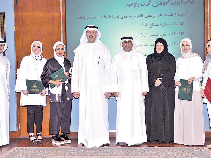  الفارس متوسطاً المكرمين