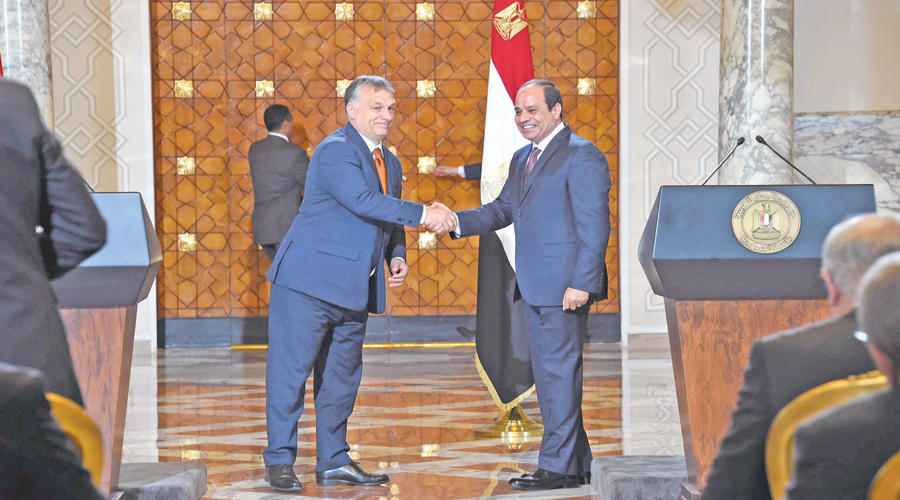 السيسي مصافحاً رئيس وزراء المجر في القاهرة أمسt(الرئاسة المصرية)