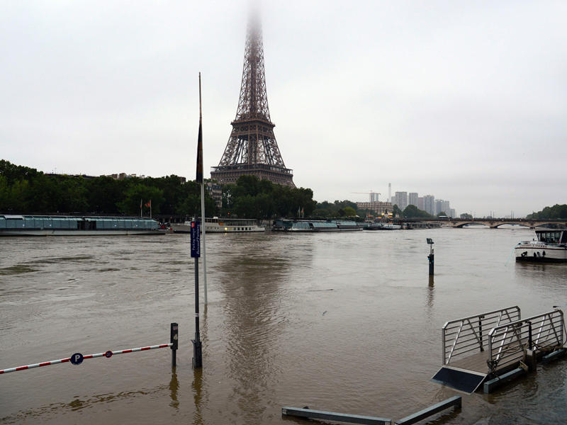 برج ايفل يواجه ارتفاع منسوب مياه نهر السين