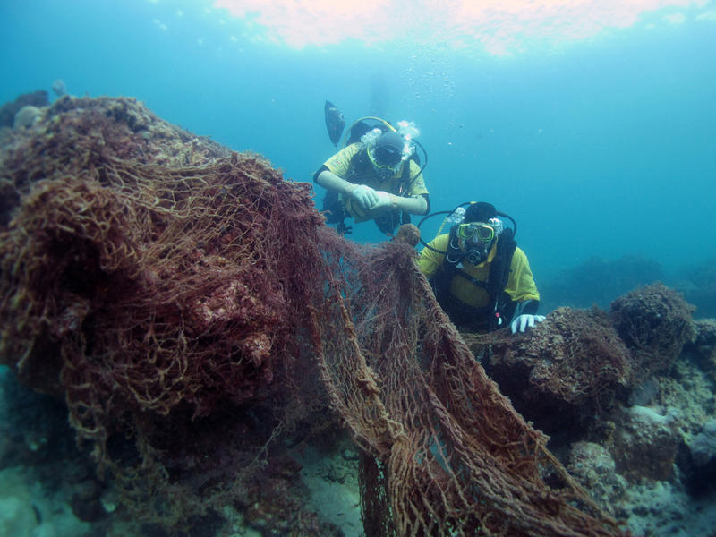 فريق الغوص الكويتي خلال رفع شباك صيد عالقة بالجهة الشرقية للشعاب المرجانية