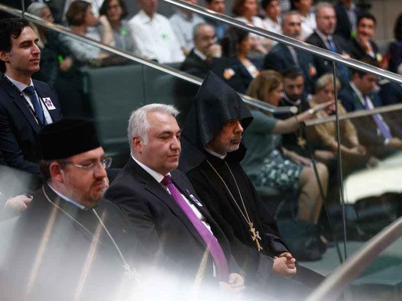 أعضاء من الطائفة الأرمنية في جلسة البرلمان الألماني