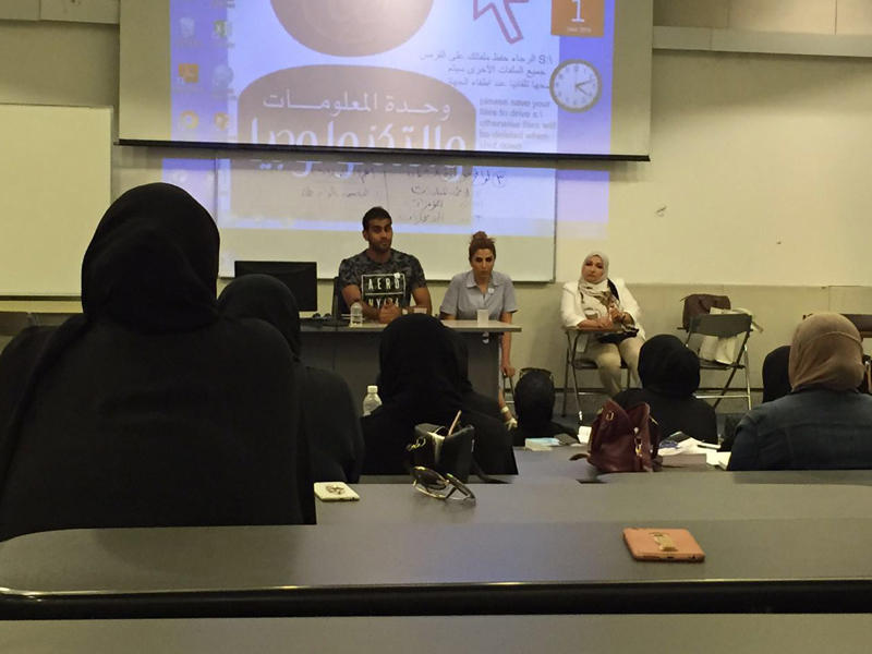 المؤمن متحدثاً للطلبة