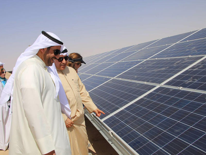 مدير عام الهيئة العامة للبيئة خلال جولته في مشروع محطة الطاقة المتجددة في الشقايا