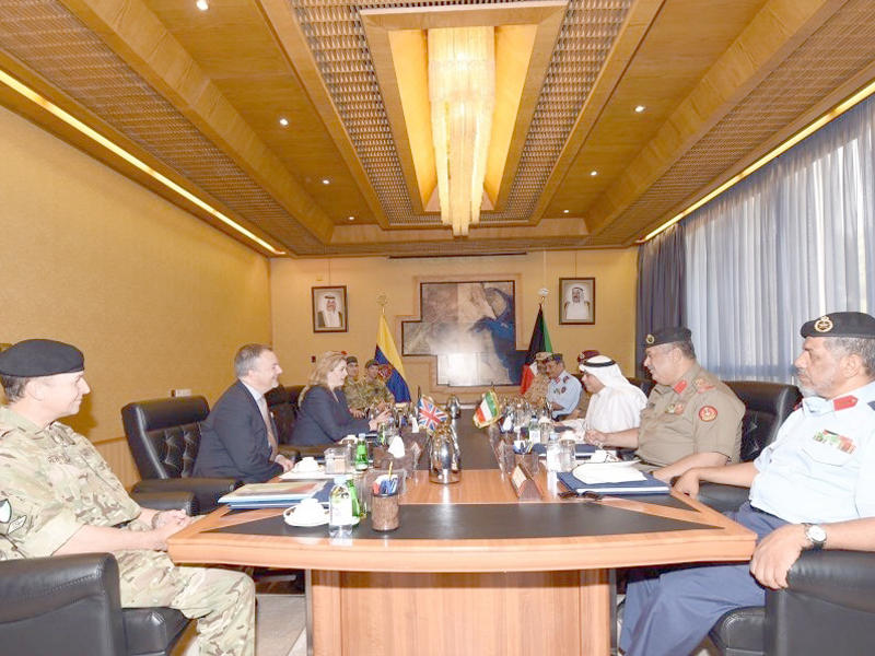 نائب رئيس مجلس الوزراء ووزير الدفاع الشيخ خالد الجراح خلال اجتماعه مع وزير الدولة للقوات المسلحة البريطانية بيني موردنت