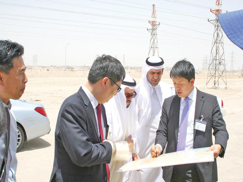 الوفد الكوري خلال تفقده موقع مدينة جنوب سعد العبد الله