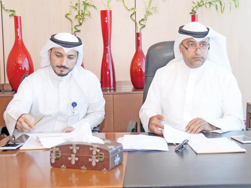 بوخمسين (يميناً) مترئساً «العمومية»