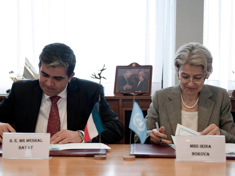 السفير الدكتور مشعل حيات مع المديرة العامة لمنظمة الأمم المتحدة للتربية والعلم والثقافة (يونسكو) ايرينا بوكوفا اثناء توقيع الاتفاقية