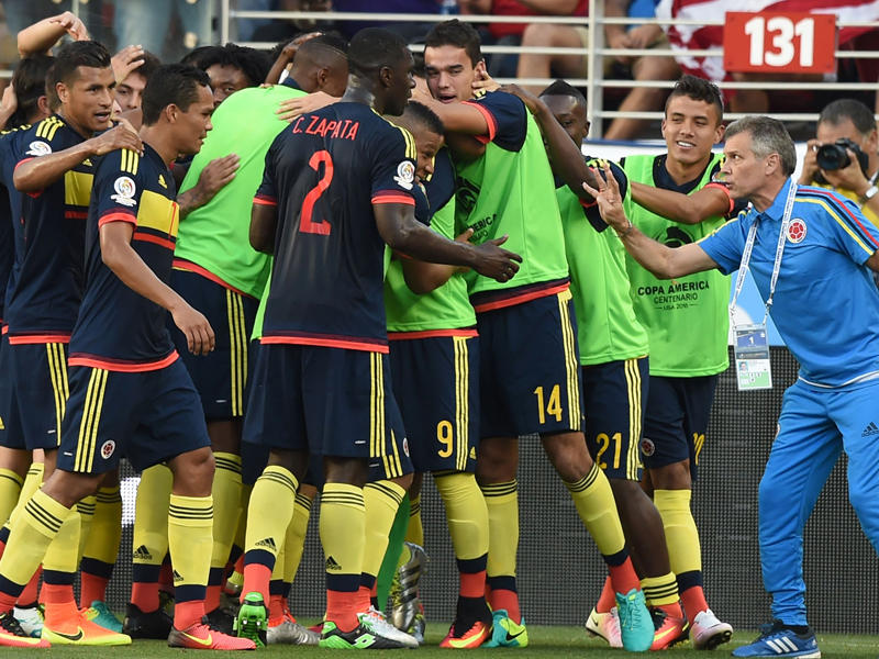 فرحة المنتخب الكولومبي بالهدف الثاني