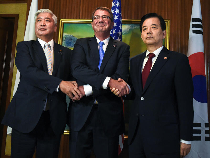 كارتر متوسطاً وزيري دفاع اليابان وكوريا الجنوبية