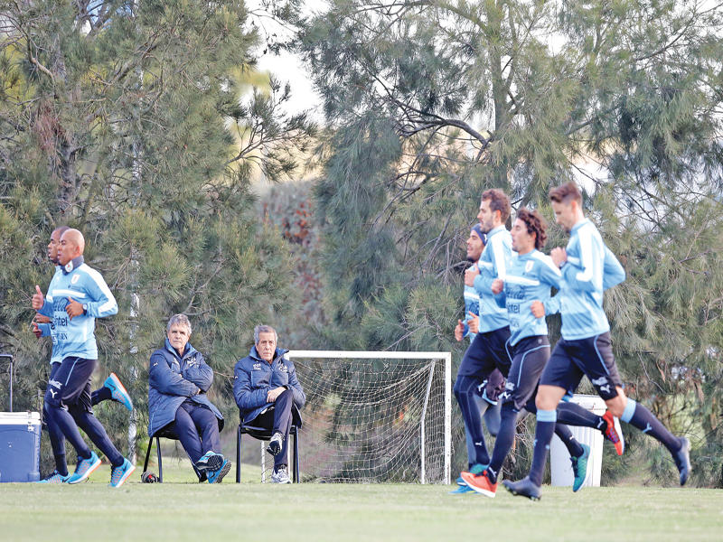 تاباريز يقود تدريبات منتخب الأورغواي (أ ف ب) 