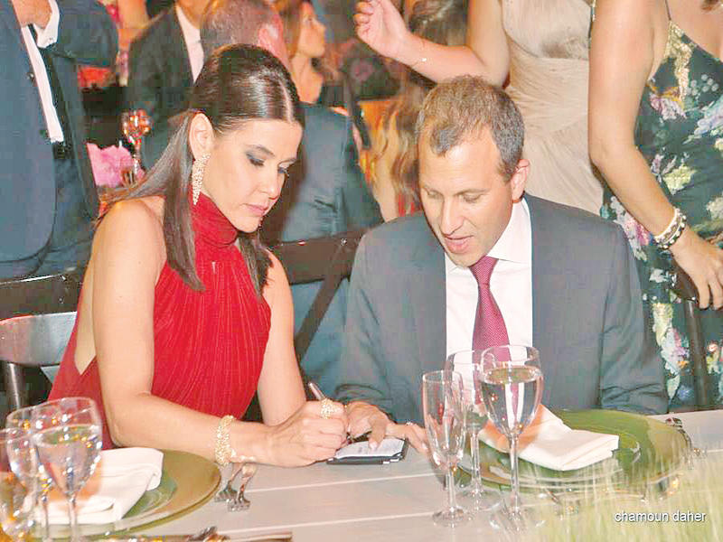 النائبة ستريدا جعجع ووزير الخارجية جبران باسيل خلال زفاف ميشيل تويني، ابنة النائب الراحل جبران تويني في قرنة شهوان أمس