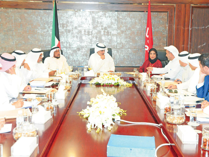 المنفوحي مجتمعاً بقيادات البلدية