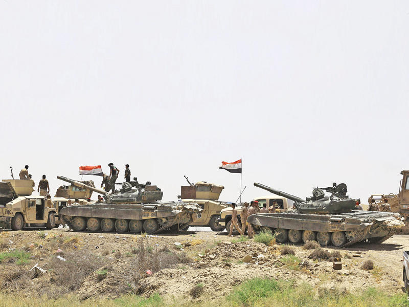 الجيش العراقي لدى دخولها مركز ناحية الصقلاوية أمس (رويترز)