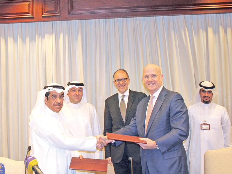 أبل وسيليمان متوسطين الوقيان وادوراد خلال تبادل وثائق العقد