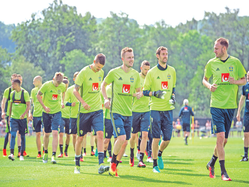 جانب من تدريبات المنتخب السويدي