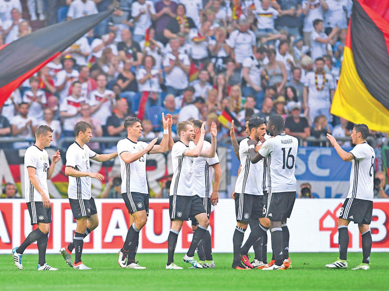 فرحة لاعبي المنتخب الألماني بعد إحراز الهدف الثاني في مرمى المجر