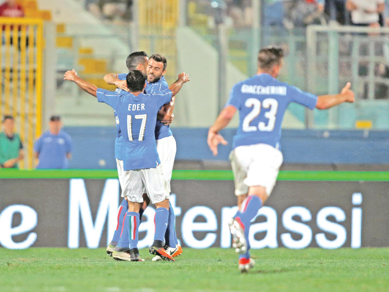 لاعبو المنتخب الإيطالي خلال المباراة الودية الماضية أمام أسكتلندا