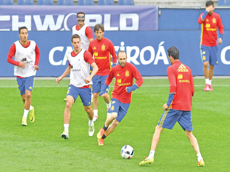 جانب من تدريبات المنتخب الإسباني