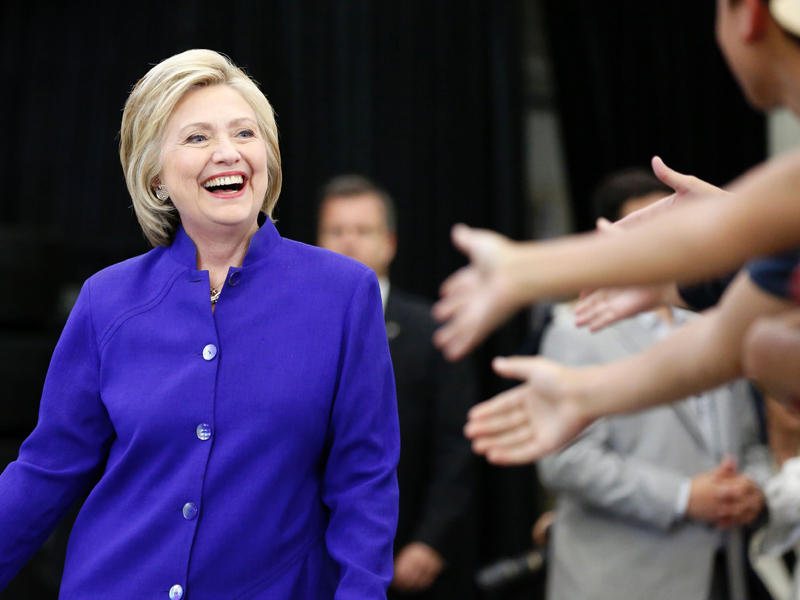 أنصار هيلاري كلينتون يرحبون بها في لونغ بيتش بالقرب من لوس انجليس