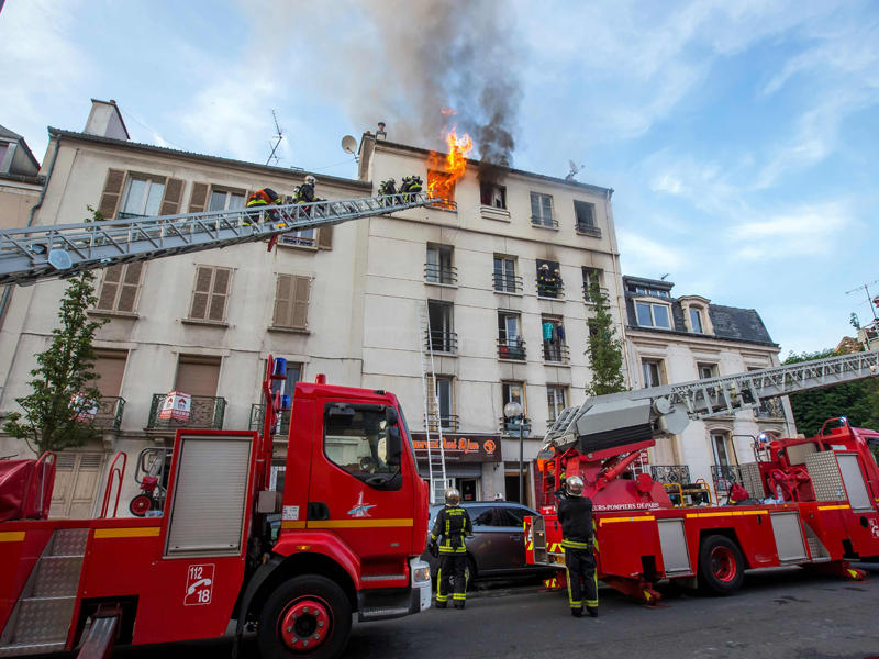 رجال الإطفاء يكافحون حريقاً في ضاحية سان دوني