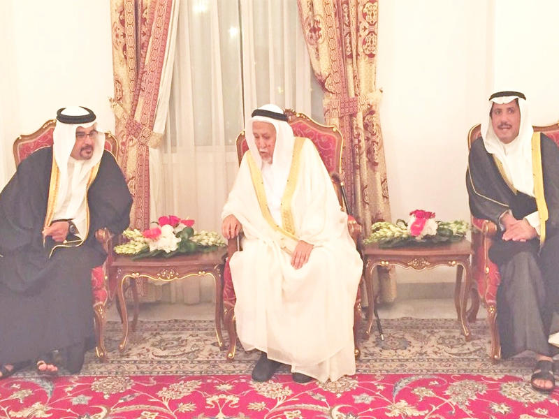 السفير عزام الصباح خلال لقائه ولي عهد مملكة البحرين وعميد الأسرة المالكة.