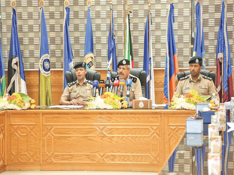 النواف متحدثاً خلال المؤتمر بحضور الحشاس والوهيب