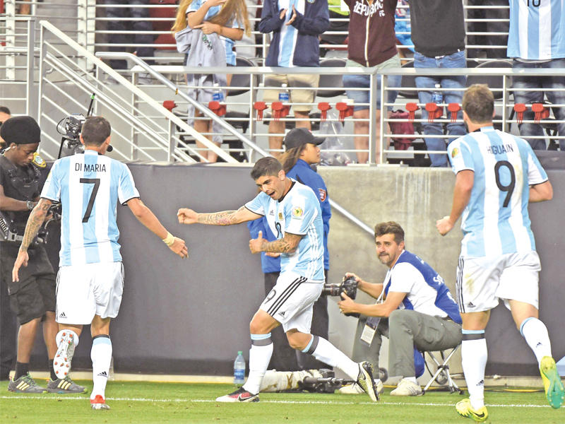 بانيغا نجم منتخب الأرجنتين يحتفل بهدفه في مرمى تشيلي