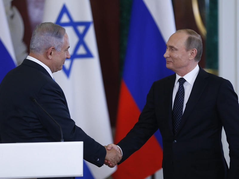 بوتين في مؤتمر صحفي مشترك مع رئيس الوزراء الاسرائيلي بنيامين نتنياهو بعد ختام مباحثاتهم اليوم (ا ف ب)