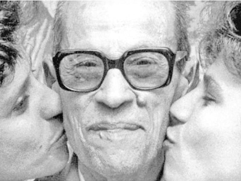 نجيب محفوظ مع ابنتيه فاطمة وأم كلثوم