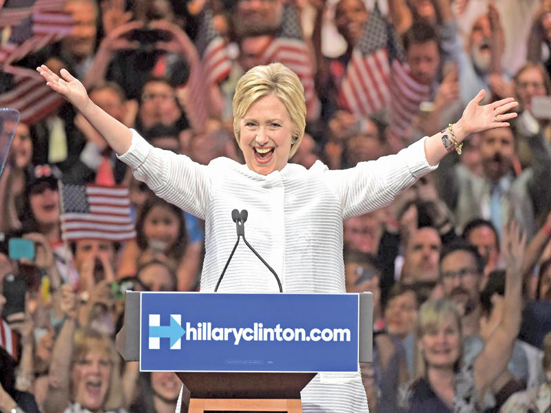 كلينتون أثناء احتفالها في مدينة بروكلين بولاية نيويورك أمس الأول ( أ ف ب)