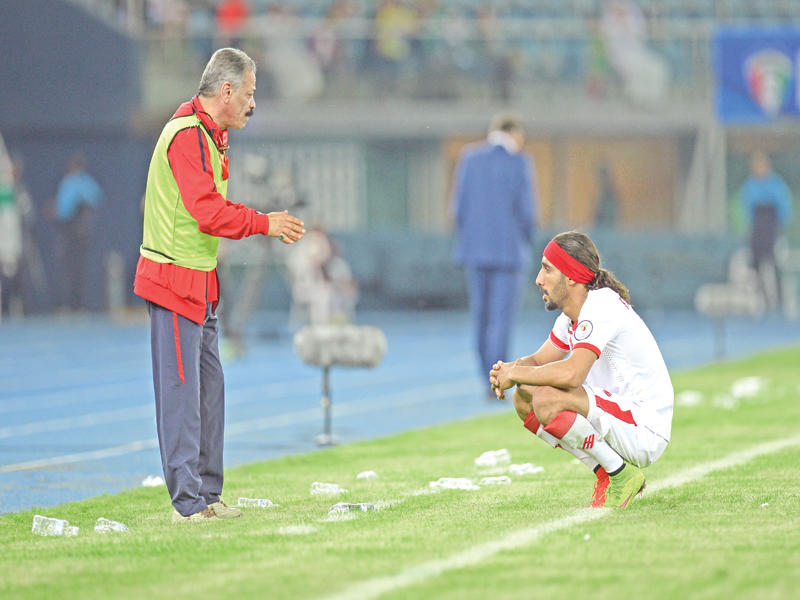فهد العنزي يستمع لتوجيهات المدير الفني بنادي الكويت لكرة القدم محمد عبدالله