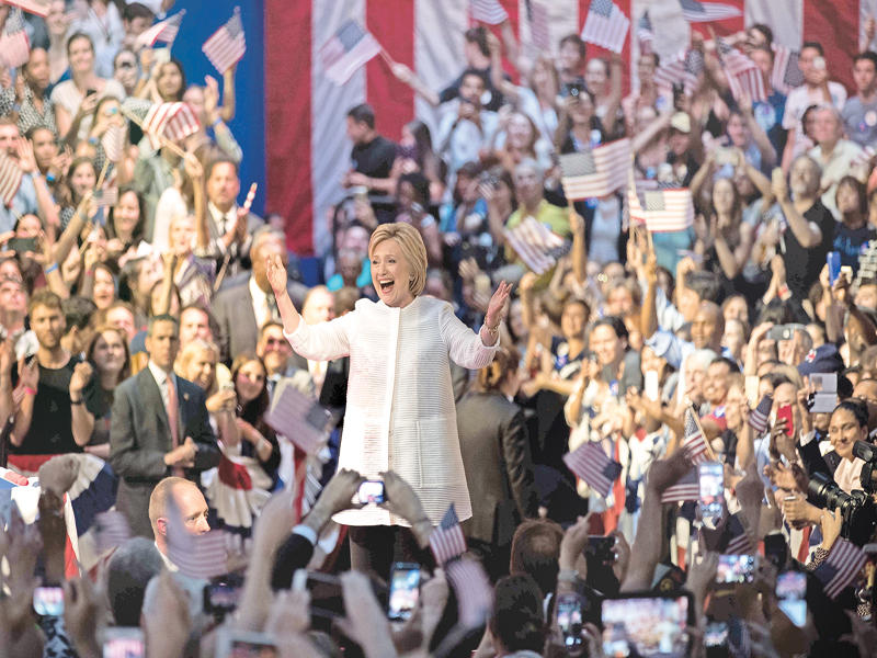 كلينتون تعلن فوزها بترشيح الحزب الديمقراطي إلى السباق الرئاسي في نيويورك أمس الأول (أ ف ب)