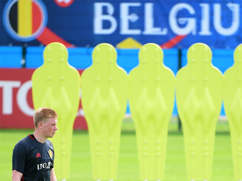نجم المنتخب البلجيكي دي بروين خلال التدريبات