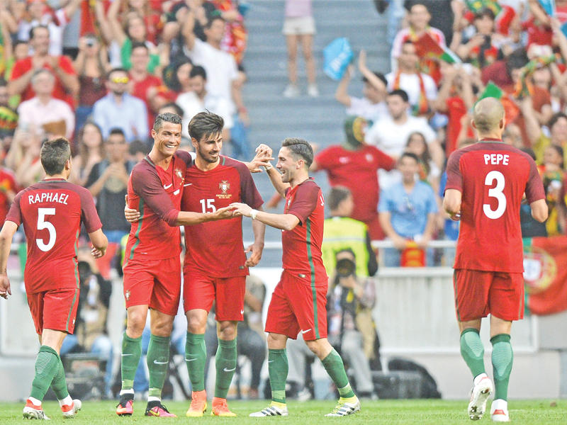 فرحة لاعبي المنتخب البرتغالي بهدف رونالدو