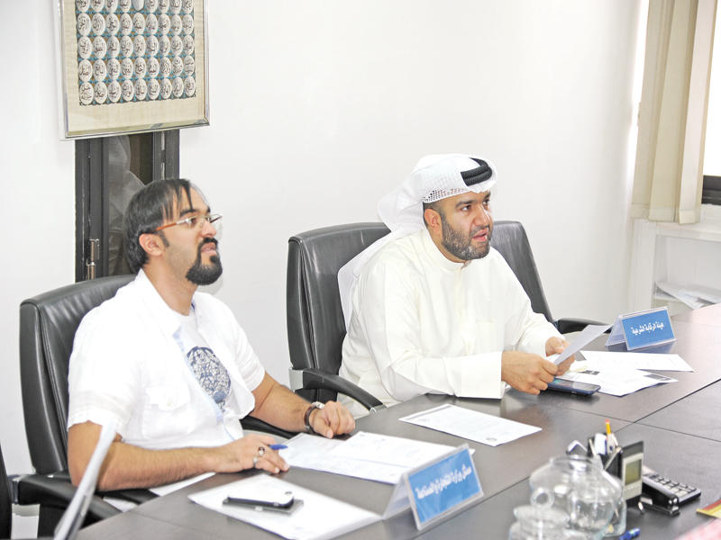 العوضي خلال اجتماع الجمعية العمومية أمس (تصوير عوض التعمري)