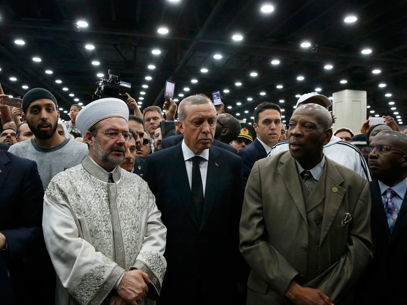 اردوغان خلال مشاركته في تشييع الملاكم الراحل محمد علي