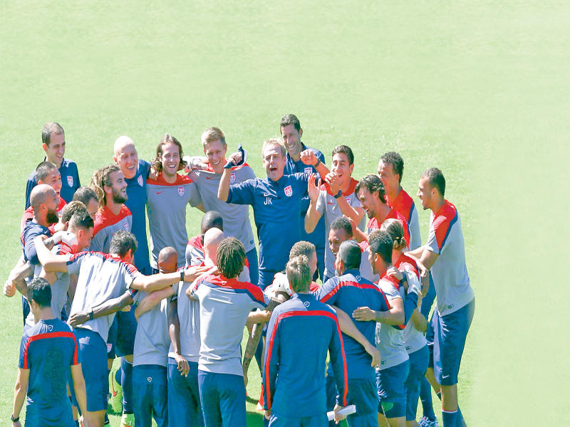 كلينسمان مع اللاعبين خلال تدريبات أمس 