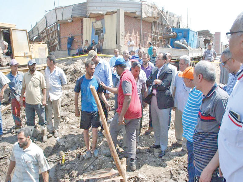 وزير الإسكان والمرافق مصطفى مدبولي يتابعان أعمال إصلاح خط مياه الشرب بحي إمبابة بالجيزة أمس الأول (المجتمعات العمرانية)